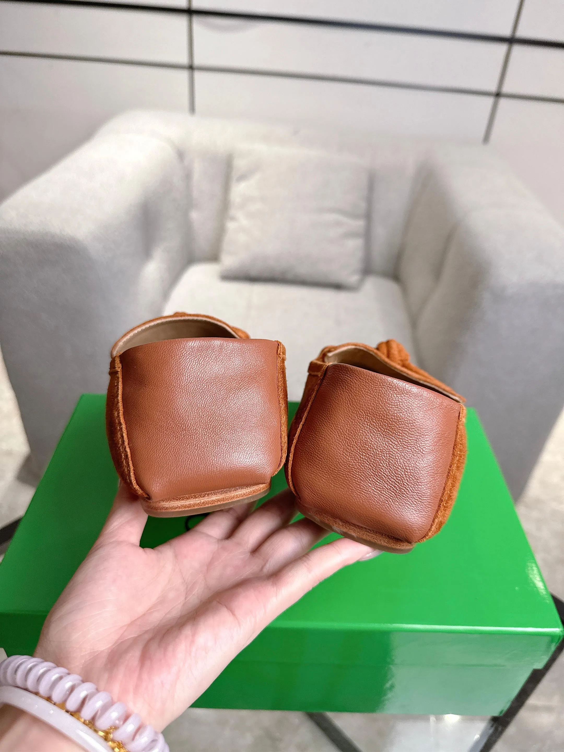 [BV] Top P: 800💰 Size: Women 35-39 (Customized for women 40) Men 39-44 (38.45 non-refundable) Bottega Veneta 2025 Autumn Counter Synchronized Couple Style Bottega Veneta Square Toe Flats Original 1:1 material selection, genuine leather outsole! A one-to-one replica of the original! quality assurance!